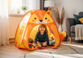 Niño jugando en la carpa infantil